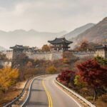 가을 산길과 성곽을 담은 여행 안내 대표 이미지, AI 생성