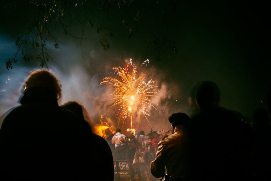 야외 축제에서 불꽃놀이를 바라보는 관람객, 강동선사문화축제 실물 사진은 아닌 참고 이미지