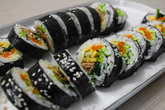 접시에 놓인 김밥을 가까이 촬영한 스톡 참고 사진